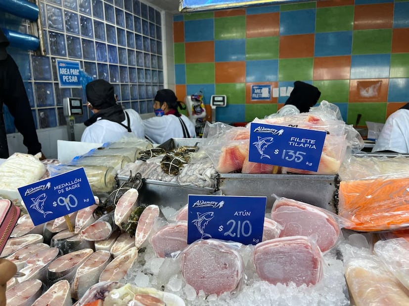 Familias acuden a comprar mariscos en la Central de Abastos de Pachuca | Foto: Ricardo Calleja
