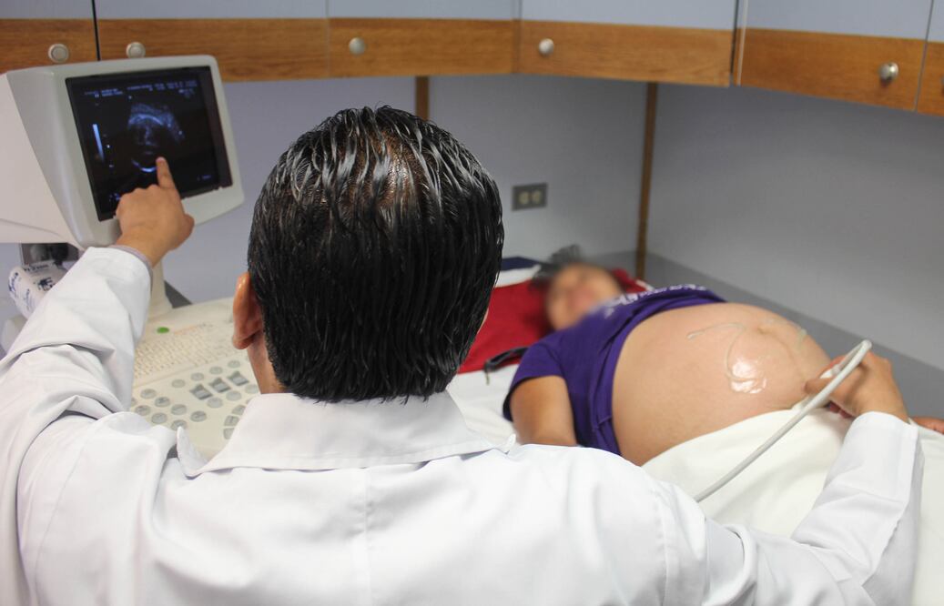 La Secretaría de Salud realiza los estudios de laboratorio para obtener el tamiz neonatal | Foto: Especial