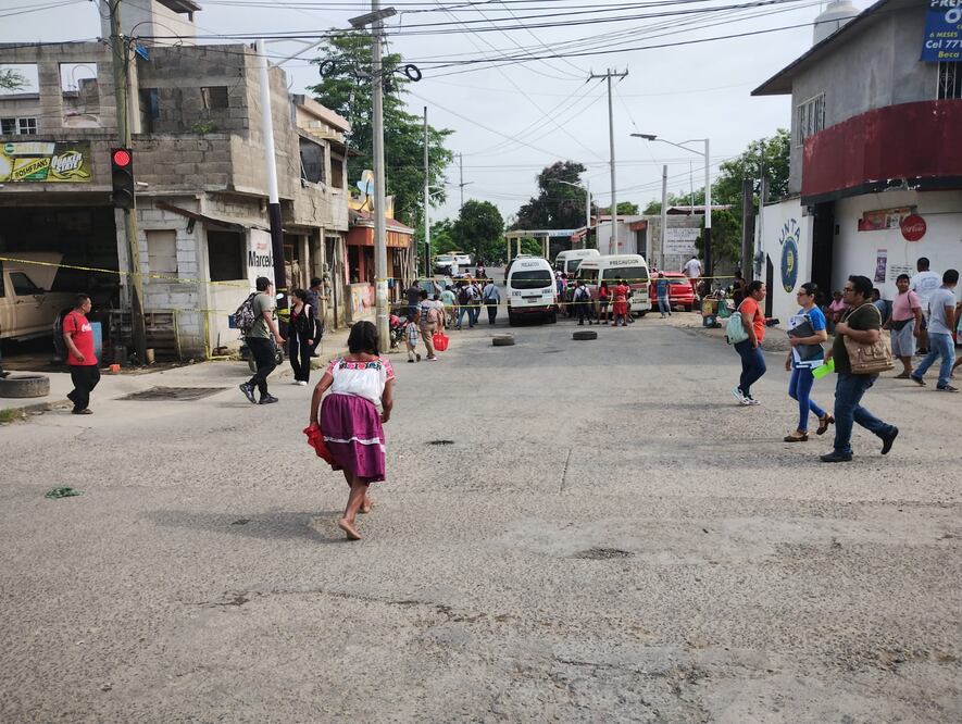 Después de cuatro días de bloqueos de calles y carretera federal México- Tampico por vecinos de colonias de Huejutla quienes mencionan que desde hace dos meses no les suministran agua, finalmente desbloquearon y la mañana de este jueves comenzaron a suministrar del importante líquido I Foto: Francisco Bautista