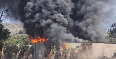 Incendio en bodega de Tepetitlán moviliza a cuerpos de emergencia; presumen almacenamiento de combustible robado