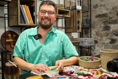 Alejandro Vera, el hidalguense que rompe estigmas y reinventa el bordado tenango