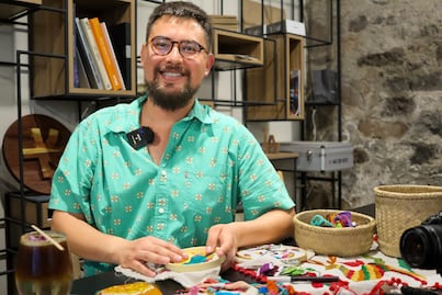 Alejandro Vera, el hidalguense que rompe estigmas y reinventa el bordado tenango