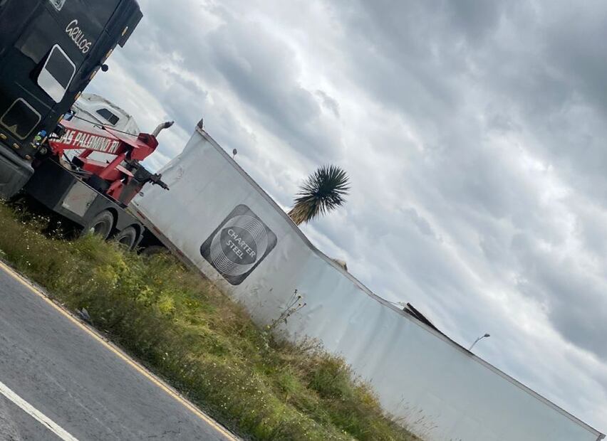Tráiler se parte en dos tras choque en la carretera México-Pachuca | Foto: Especial