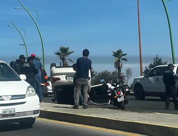 Vuelca un Audi en bulevar Colosio y provoca caos vial
