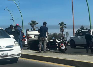 Vuelca un Audi en bulevar Colosio y provoca caos vial