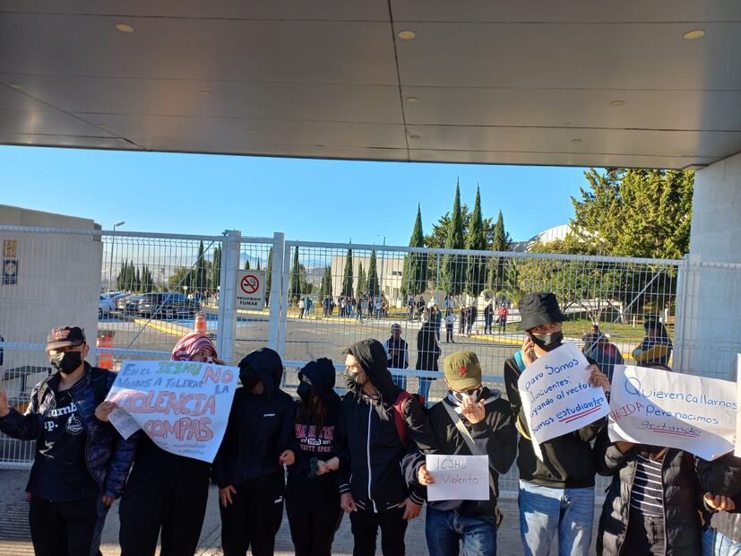 Los estudiantes continúan con la manifestación pacífica mientras que docentes de economía y ciencia política buscan ingresar Fotos: Miriam Avilés