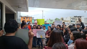 Alumnos de la UTHH bloquean acceso por falta de agua en los baños