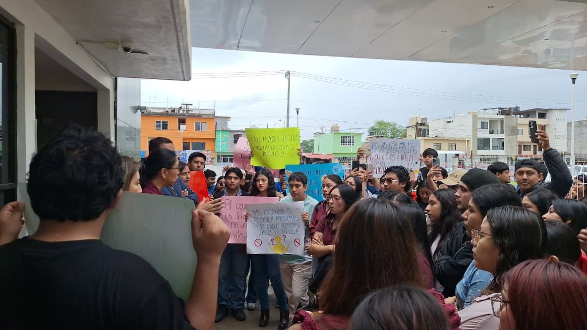 Alumnos de la UTHH bloquean el acceso por falta de agua en los baños | Foto: especial