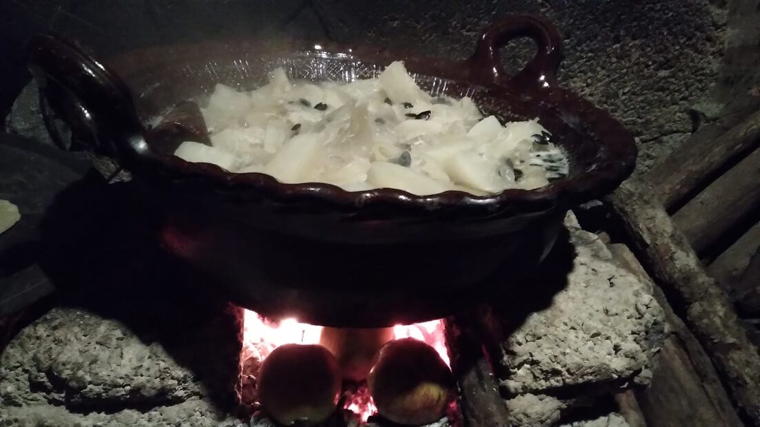 Canasta de hongos, Tlaxcales acompañados de chocolatzintli, dulce de chilacayote, chileatole, hongarillas y sopes de panza silvestre. Fotos operadora turística indígena FFF