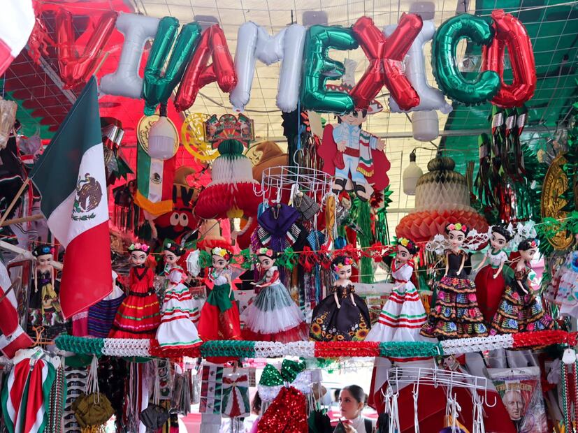 Comerciante de Pachuca lucha por mantener viva la tradición en medio de la competencia extranjera | Foto: Josué Ortiz
