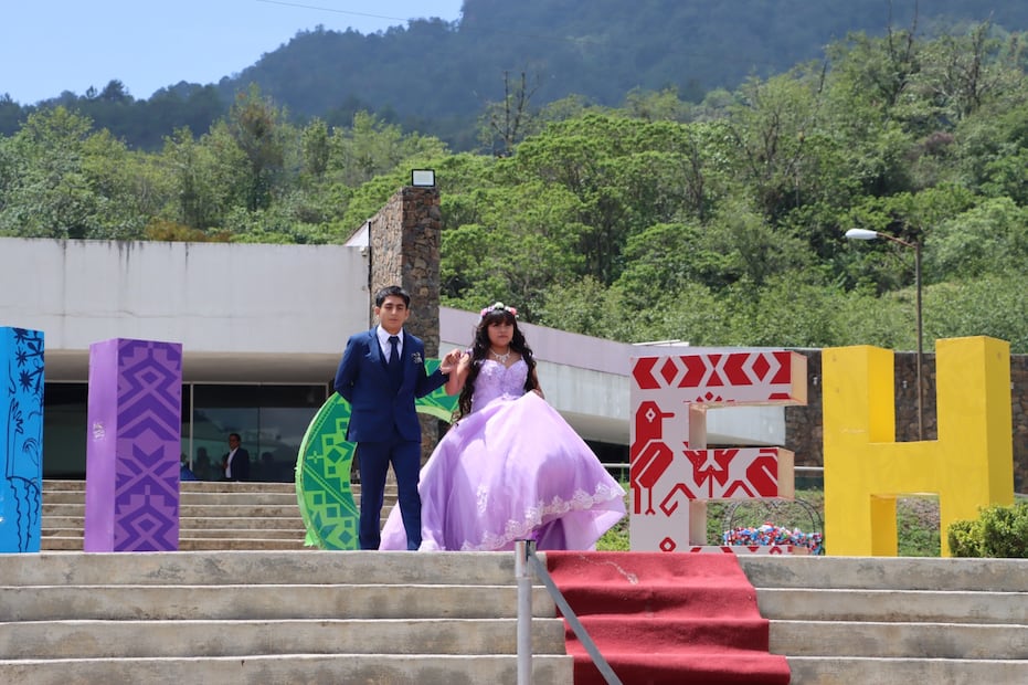 Regalan vestidos de XV años a jóvenes estudiantes de la región Otomí-Tepehua I Foto: Especial