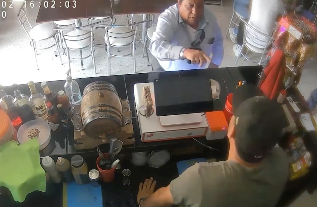 El hecho fue difundido por los propietarios del restaurante mediante videos compartidos en redes sociales | Captura de video