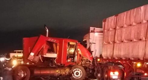 Fallecen dos personas en choque de camiones en Arco Norte