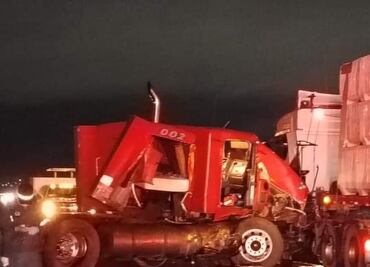 Fallecen dos personas en choque de camiones en Arco Norte