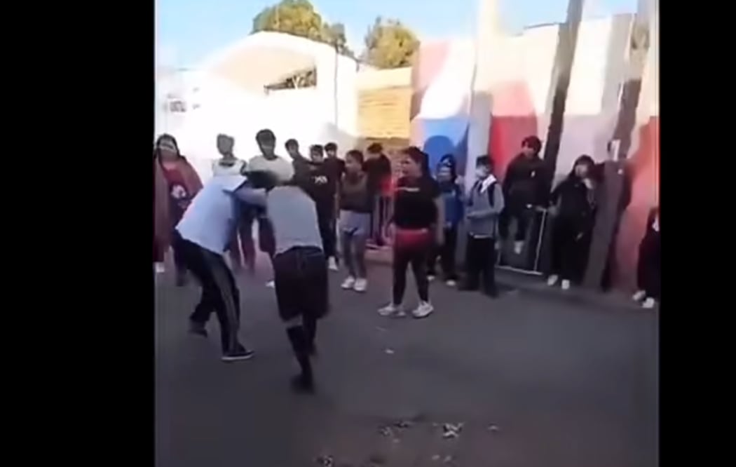 Las peleas se han vuelto una constante a las afueras de los centros educativos en Tizayuca I Foto: Redes Sociales