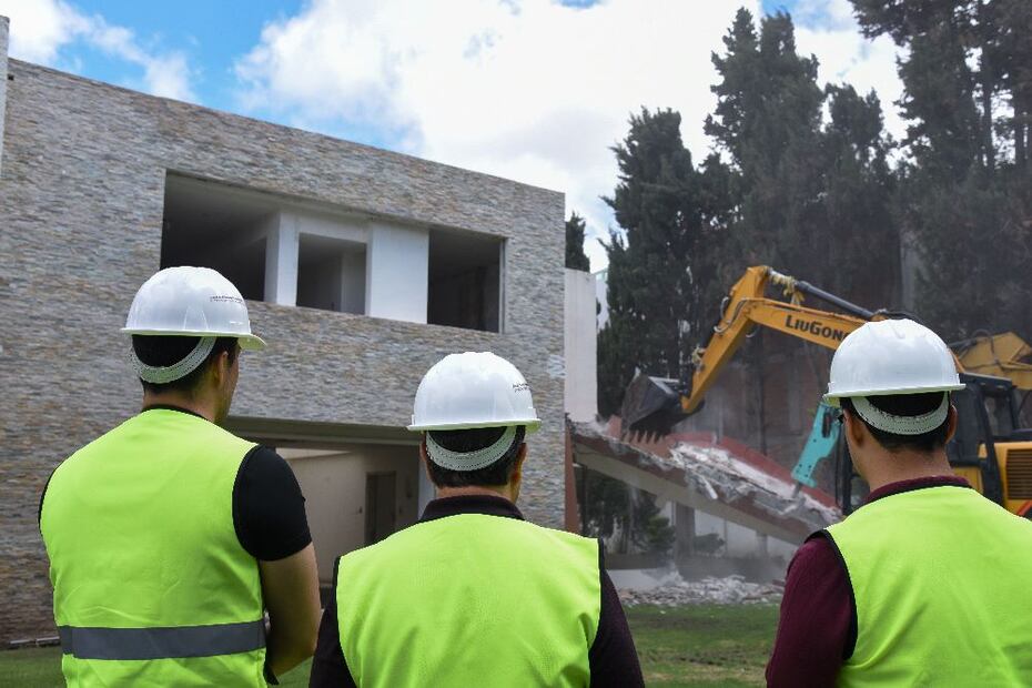 Menchaca Salazar consideró que la demolición busca recuperar espacios públicos y devolverles su propósito original: servir a la población en lugar de privilegiar a unos cuantos.