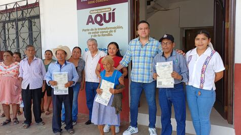 Entregan registros de nacimiento extemporáneos a adultos mayores en Huejutla