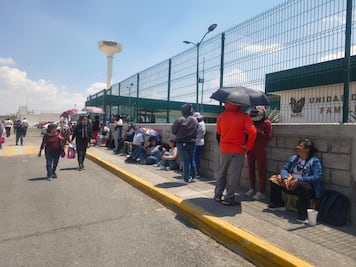Pacientes esperan horas afuera de clínica del IMSS en Tizayuca
