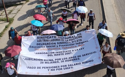 Docentes marchan en Huejutla contra reforma a la Ley del ISSSTE