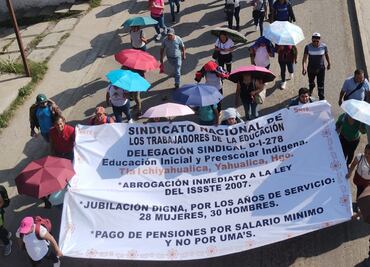 Docentes marchan en Huejutla contra reforma a la Ley del ISSSTE