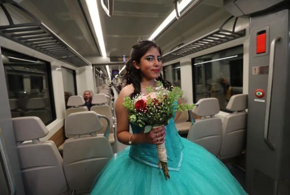 Quinceañeras viajan en el Tren Interurbano "El Insurgente" | Foto: El Universal
