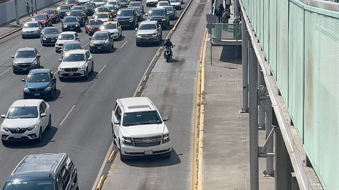 Comienza operativo para sancionar invasión al carril exclusivo del Tuzobús en Pachuca | Foto: Marco Carrillo