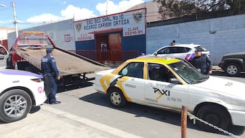 Taxi es asegurado por circular en sentido contrario y conductor en presunto estado de ebriedad en Pachuca