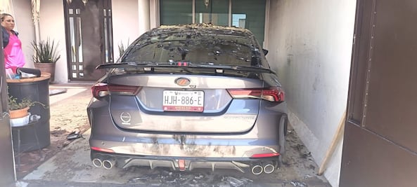 Automóvil se incendia al interior de vivienda en Tizayuca