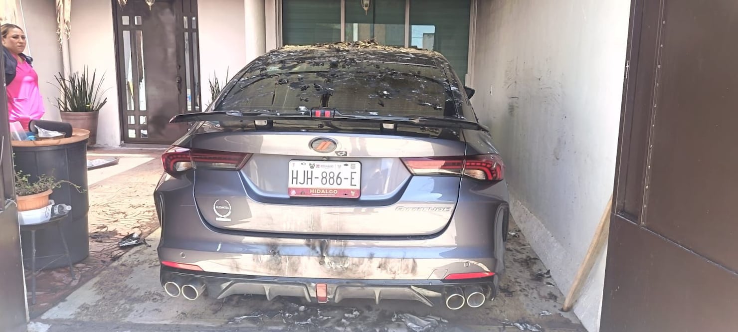Un auto se incendió en el fraccionamiento Rancho don Antonio (Quma) de Tizayuca, luego de una presunta falla mecánica. I Foto: Especial