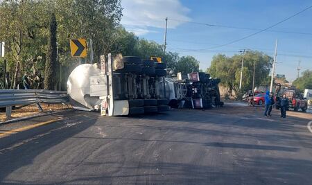 Volcadura de tractocamión genera caos vial en la incorporación a la autopista México-Pachuca