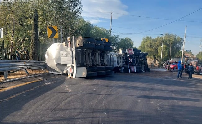 Volcadura de tractocamión genera caos vial en la incorporación a la autopista México-Pachuca