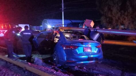 Fallece mujer tras chocar contra un semáforo en Tizayuca