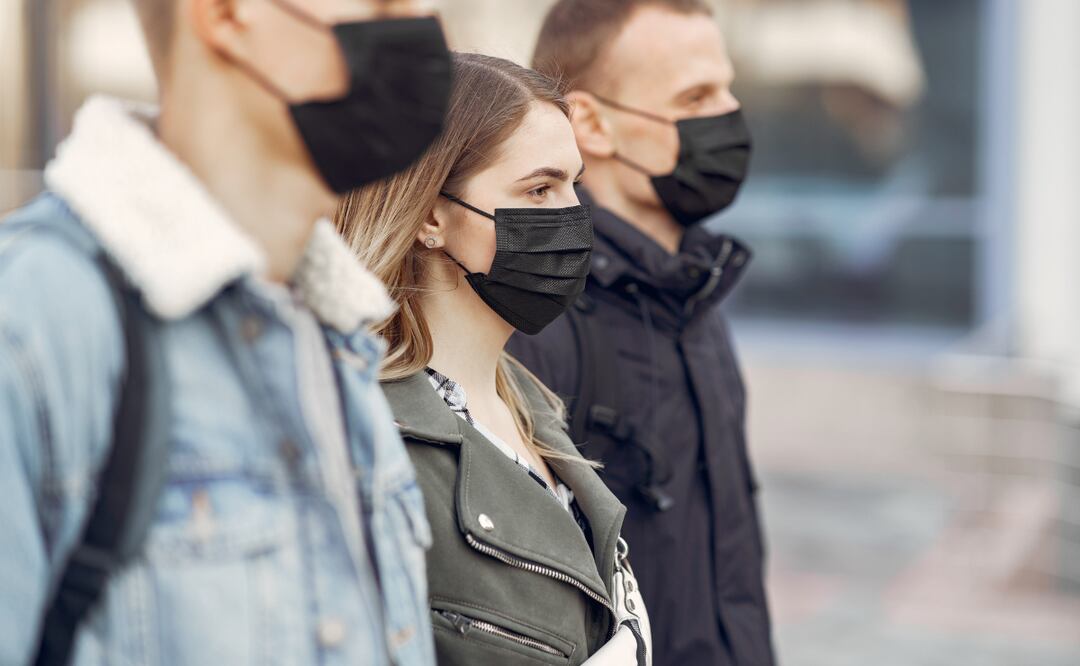 “Se han notificado brotes en lugares donde se reúnen personas, a menudo interiores abarrotados”, indicó la OMS | Imagen ilustrativa