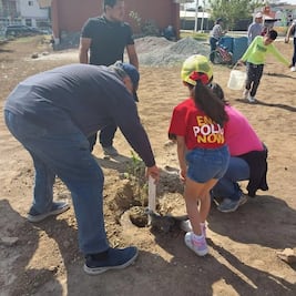 Personal del Club Rotario de Tulancingo reforestan jardín de niños