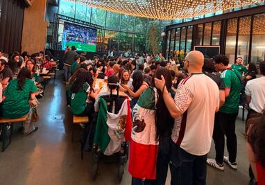 Celebran mexicanos en París, el triunfo de la selección mexicana