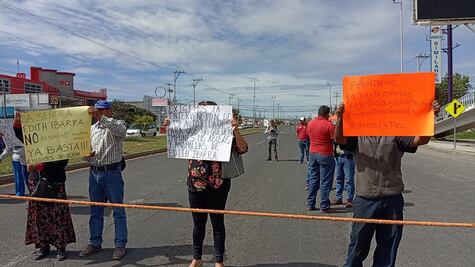 Habitantes de la colonia Amazonas en Pachuca acusan despojo de terrenos y bloquean el bulevar Santa Catarina