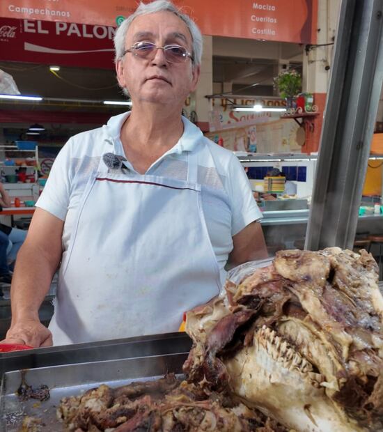 Ramón Pérez Moreno, tiene 42 años de preparar cabeza de res. Nunca descansa, "solo trabajo de lunes a domingo", comenta a El Universal Hidalgo. I Foto: Gerardo Campa