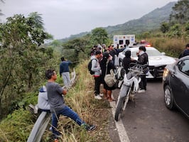 Identifican a cuatro víctimas mortales de la volcadura de autobús en la Pachuca–Huejutla
