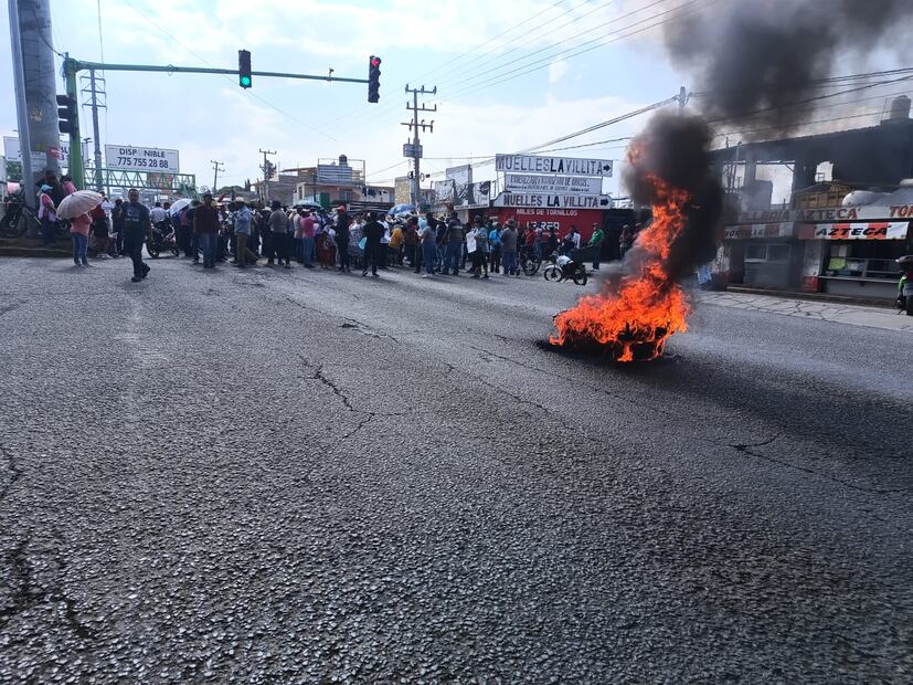 Familiares de la niña baleada la noche de ayer cierran la México-Tulancingo | Foto: Grisel Lira