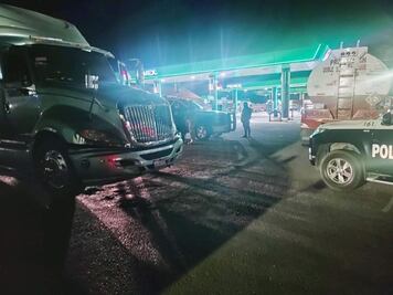 Enfrentamiento armado y aseguramiento de tractocamión con hidrocarburo desata operativo en Huichapan