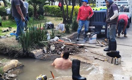 Se echan "chapuzón" para reparar mega fuga de agua en Edomex