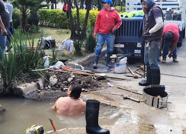 Se echan "chapuzón" para reparar mega fuga de agua en Edomex