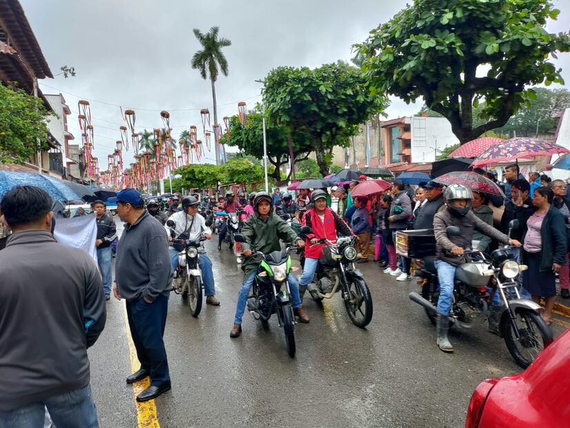 Comerciantes de Huejutla marchan en contra de la llegada de tiendas chinas | Foto: Francisco Bautista