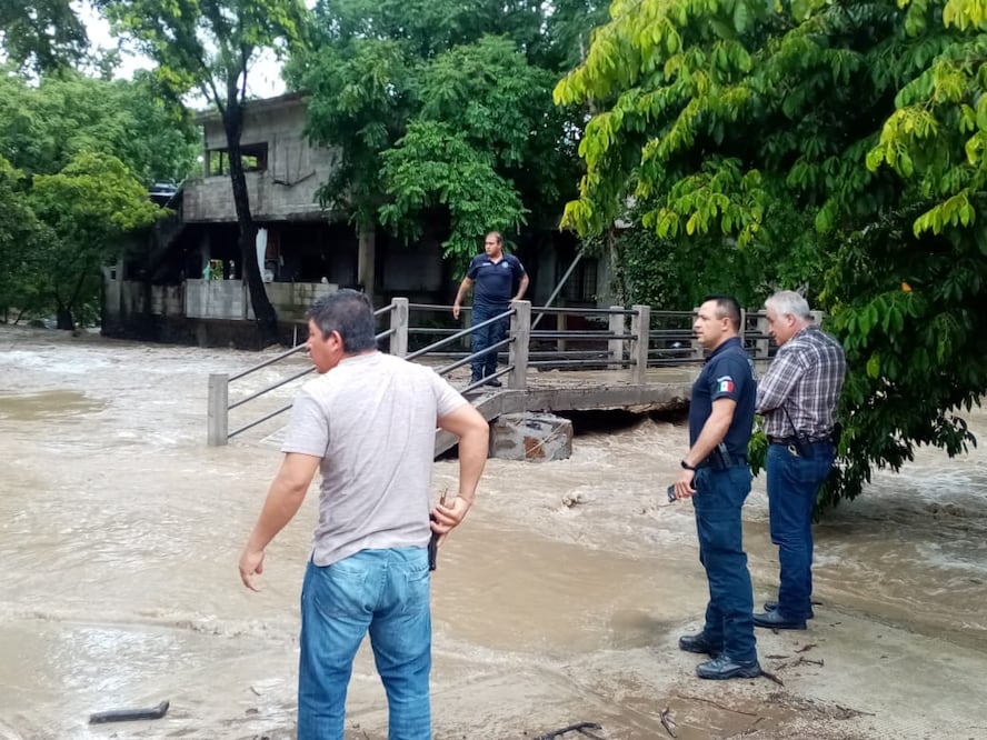 Familias que mantienen sus domicilios en el margen del río que cruza por la comunidad de Zacayahual, San Felipe Orizatlán, cada año en temporadas de lluvias, o huracanes viven en zozobra debido a que sus domicilios construidos en la orilla de la ribera sufren inundaciones. I Foto: Especial