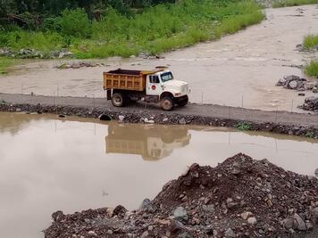 Mantienen paso provisional sobre el río Claro, en Tepehuacán de Guerrero