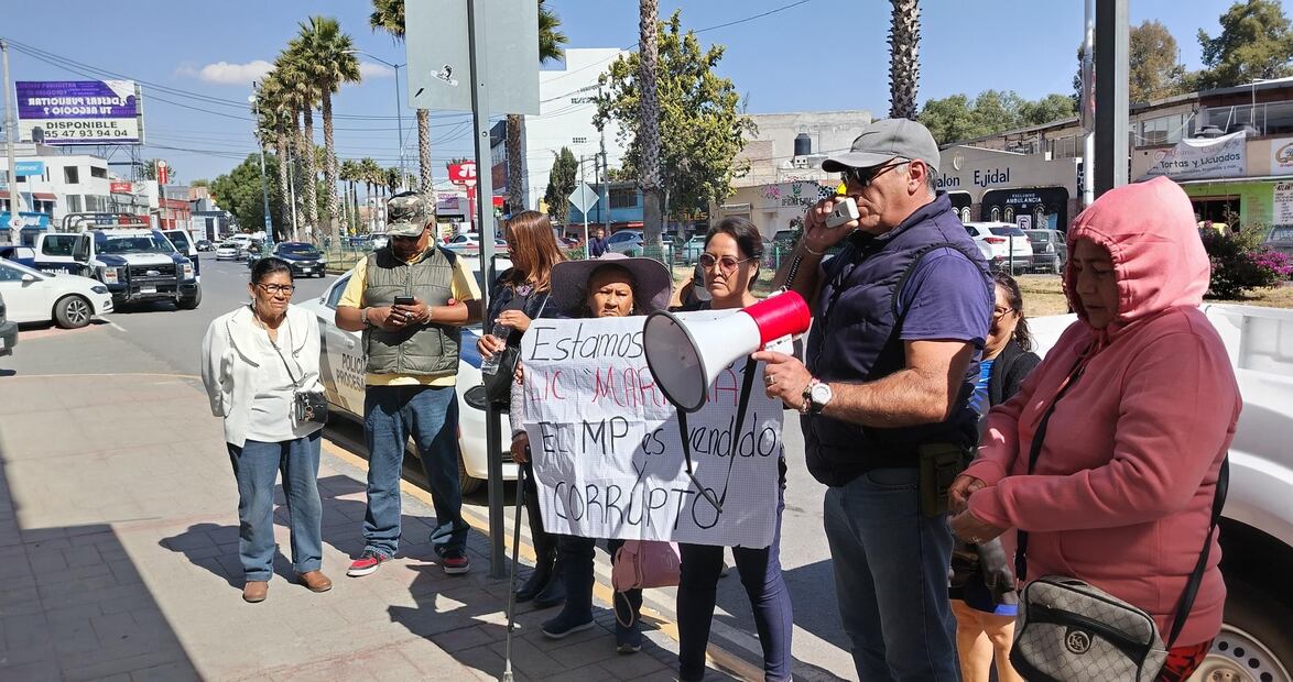 -Un grupo de seguidores de la ex regidora y ex candidata por el Partido del Trabajo (PT), Mariana N., se concentró este lunes por la mañana a las afueras de los juzgados de Tizayuca