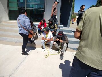 Vecinos detienen y amarran a presuntos ladrones de escuela en Progreso de Obregón