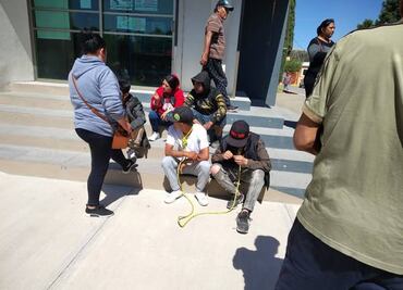 Vecinos detienen y amarran a presuntos ladrones de escuela en Progreso de Obregón