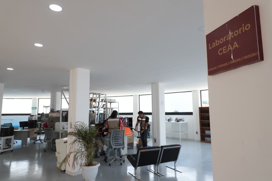 En el Laboratorio de Materiales estatal se reciben piezas para confirmar desde el grosor de la capa de asfalto hasta la calidad de la grava, arena y otros componentes de una obra de infraestructura I Foto: Luis Soriano