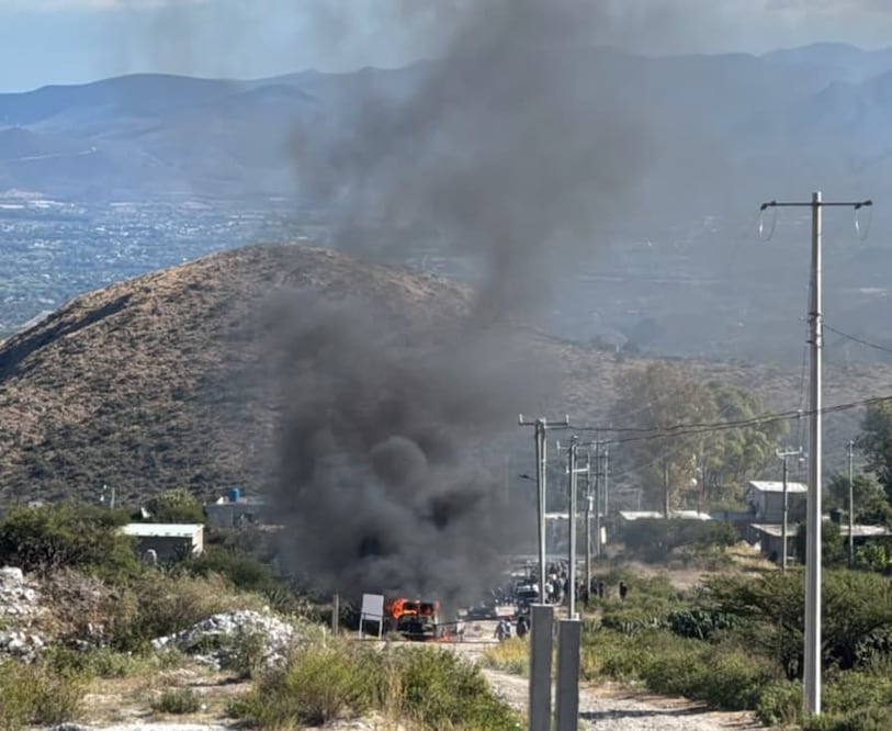 Cuatro vehículos oficiales fueron incendiados durante un conflicto por el suministro de agua potable entre habitantes de las comunidades de El Nandho y Orizabita I Foto: Especial